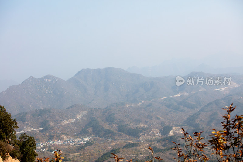 雾霾天气下的大山