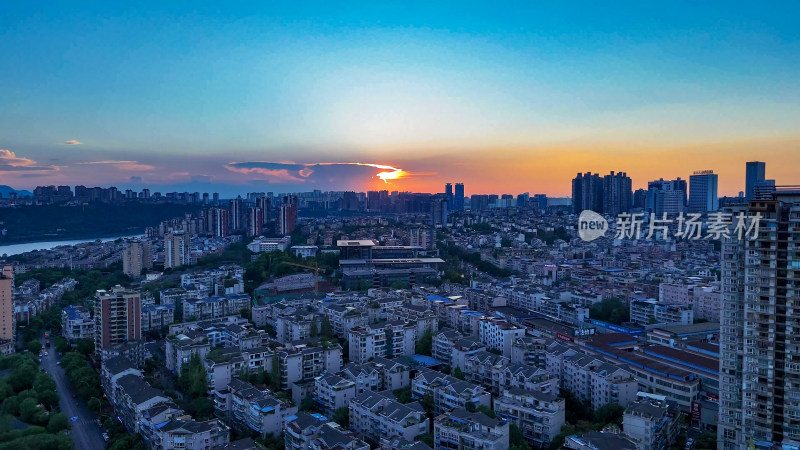 傍晚夕阳下的泸州城市风光航拍图