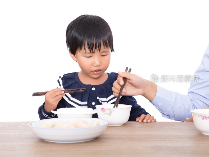 餐桌上妈妈教孩子如何使用筷子吃饭