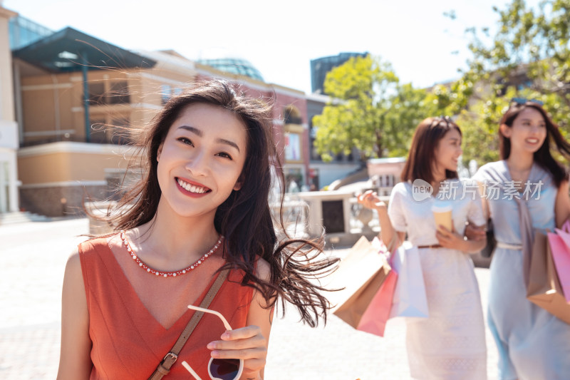 青年女人和闺蜜逛街购物