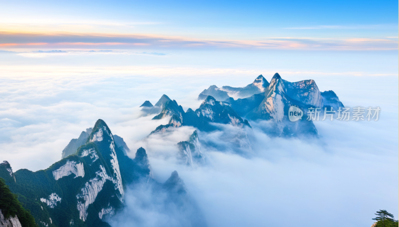 云雾缭绕的壮丽华山山景