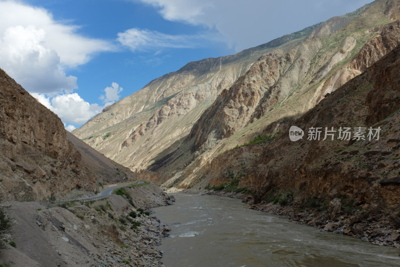 西藏昌都地区八宿县318国道旁怒江峡谷风光