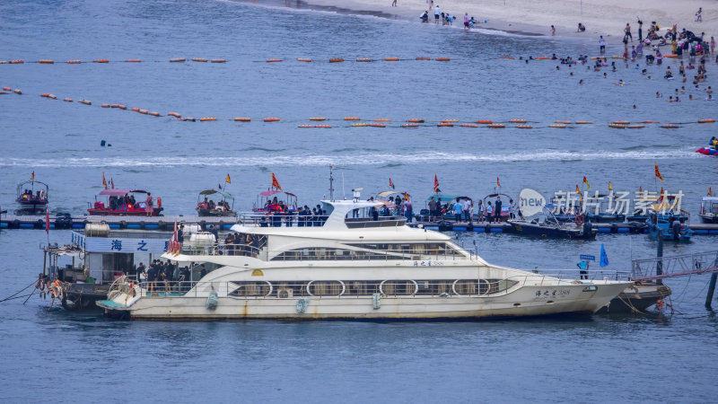 游艇停靠在蓝色的海岸线上