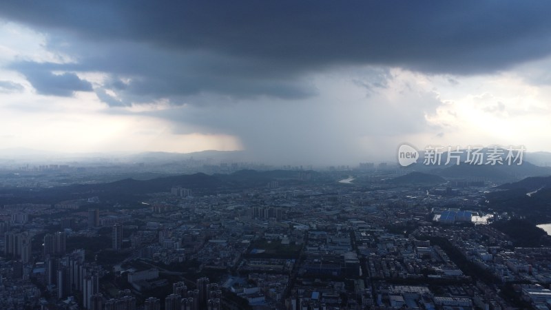 广东东莞：降雨景象