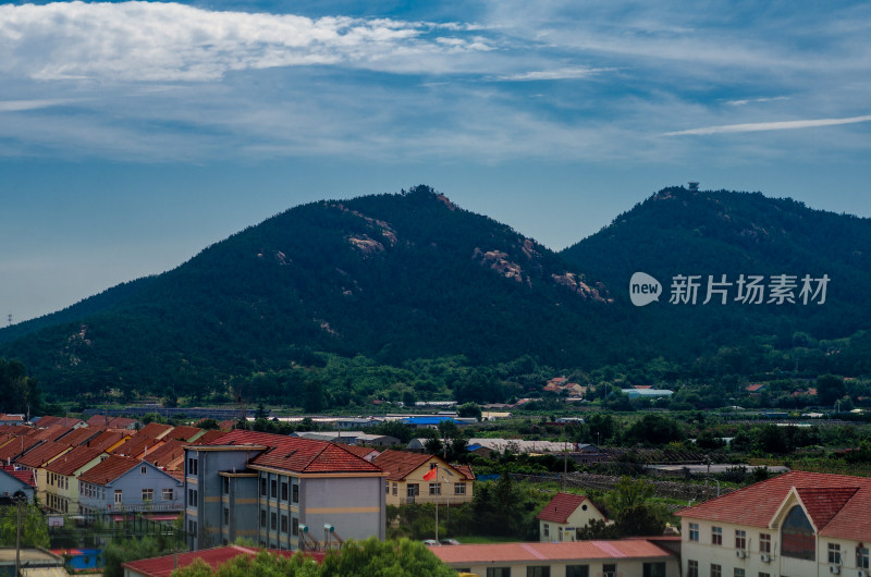 青岛崂山区北九水附近的村落，云雾中的山峰