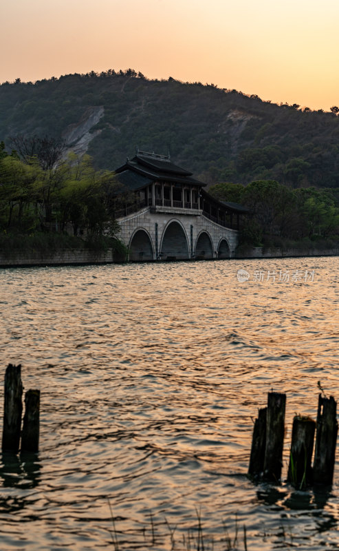 黄昏夕阳无锡长广溪石塘桥景色