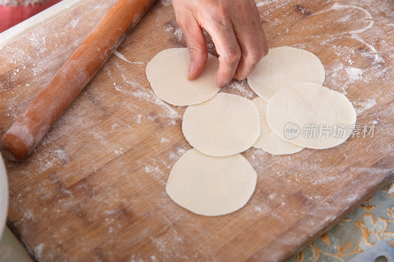 擀饺子皮