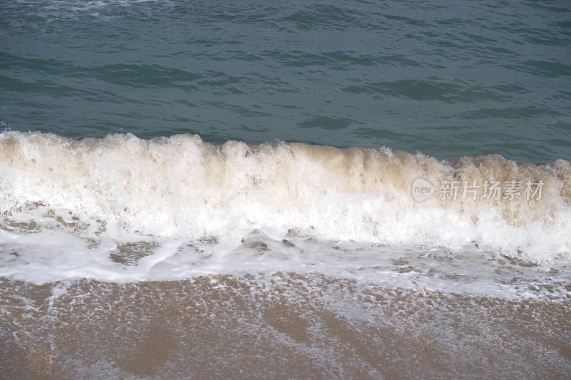海浪拍打沙滩景象