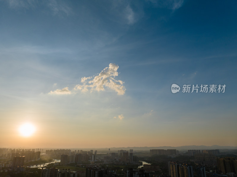 日落悬日 繁华都市城市上空 城市风光航拍