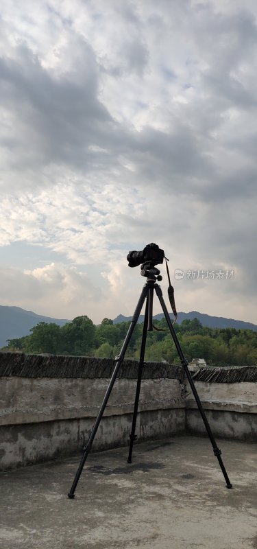 户外三脚架上的相机准备拍摄风景