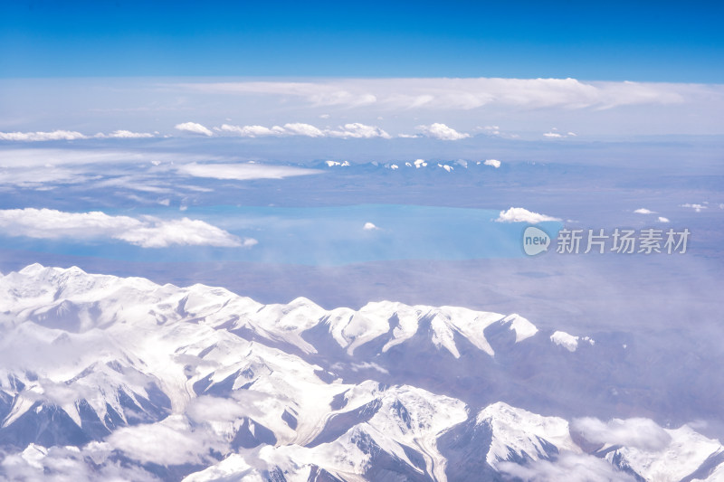 飞机上拍摄的青海湖与祁连山脉雪山