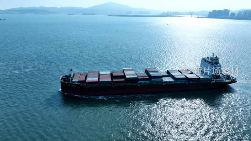 集装箱货船航拍轮船航行运输船海上丝绸之路