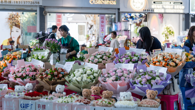 云南昆明斗南花市吸引大量游客前来买花