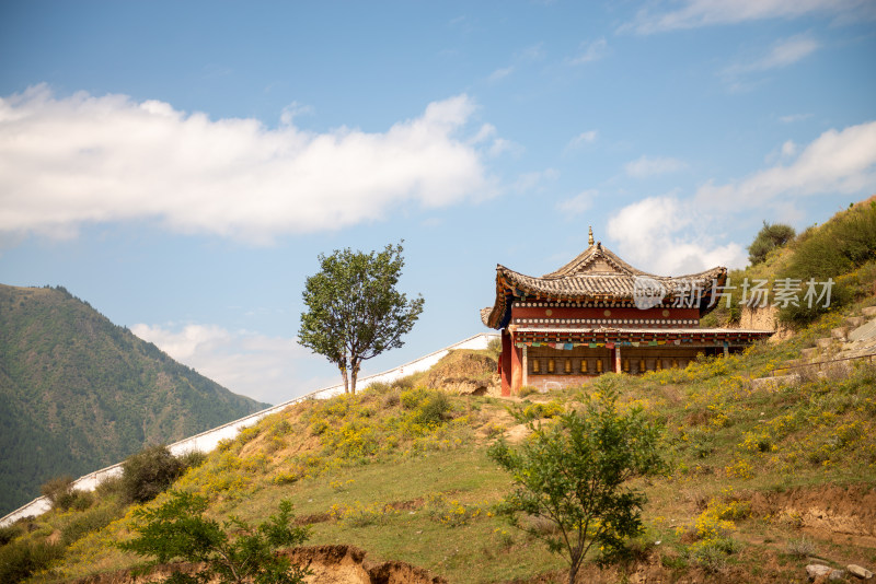 蓝天白云下的寺院