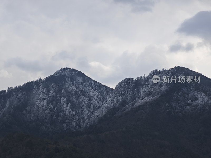 云雾缭绕的雪覆山峰