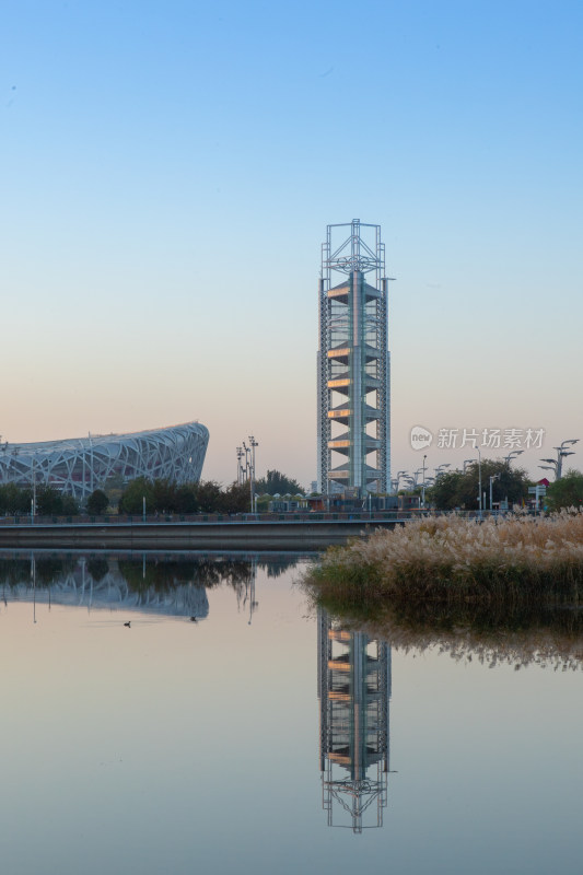 北京奥林匹克公园里的玲珑塔与鸟巢