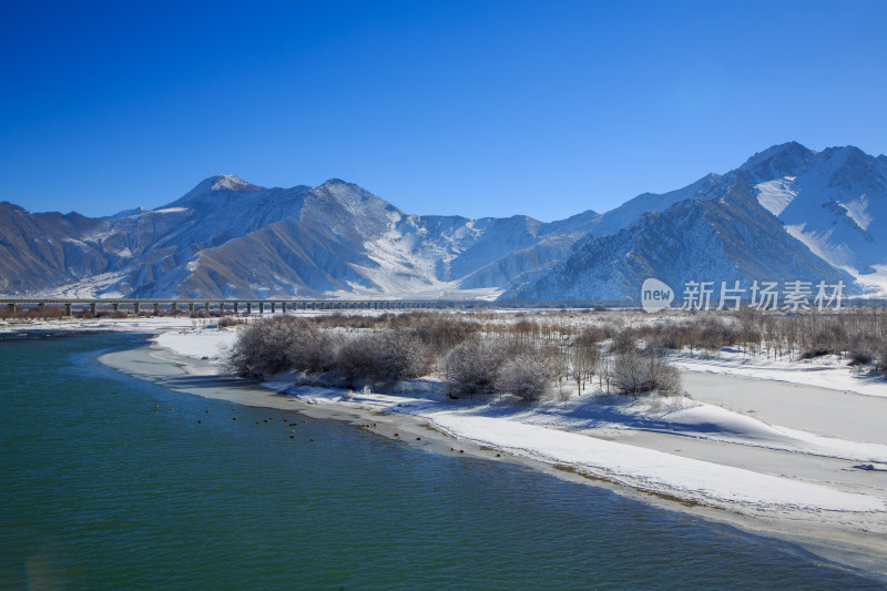 中国西藏冬季拉萨河雪景及拉萨河大桥