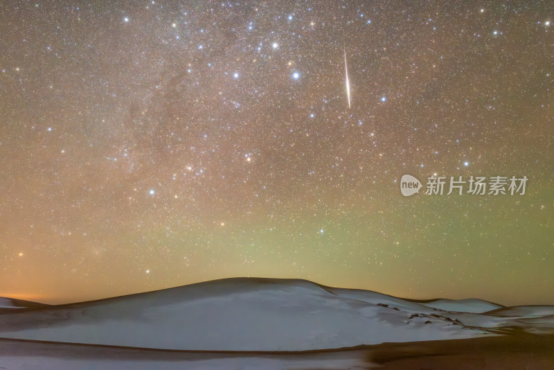 冬季沙漠火流星星空