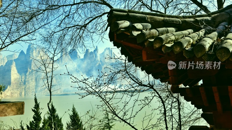 古建筑屋顶配山水风光的独特景致