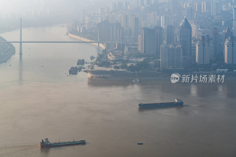 长焦视角下的重庆涪陵城市建筑与长江货轮