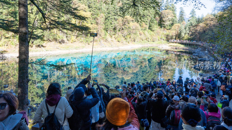 四川九寨沟景区游玩拍照的游客