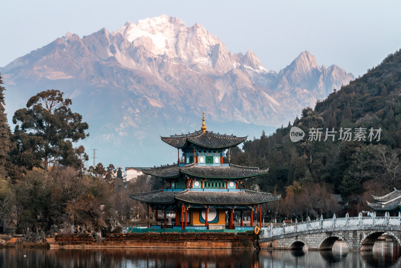 清晨的丽江玉龙雪山，湖岸楼阁