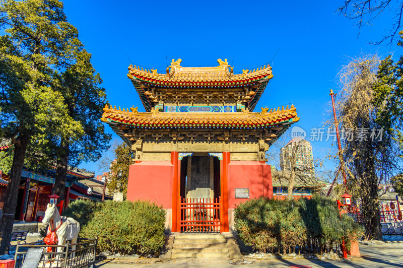 北京冬季阳光下的东岳庙古建筑