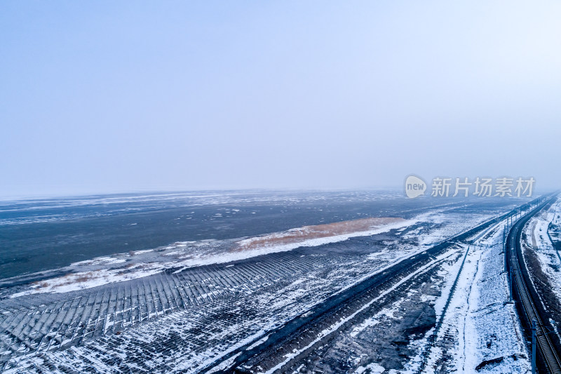 冬季雪地里的公路