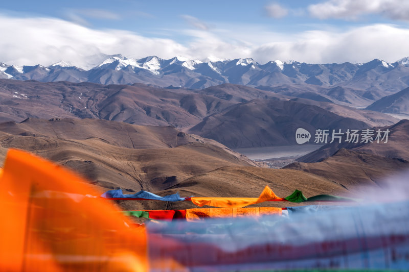 西藏日喀则加乌拉山口圣洁雪山与祈福经幡