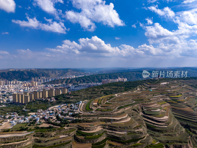 高原农业种植地航拍图