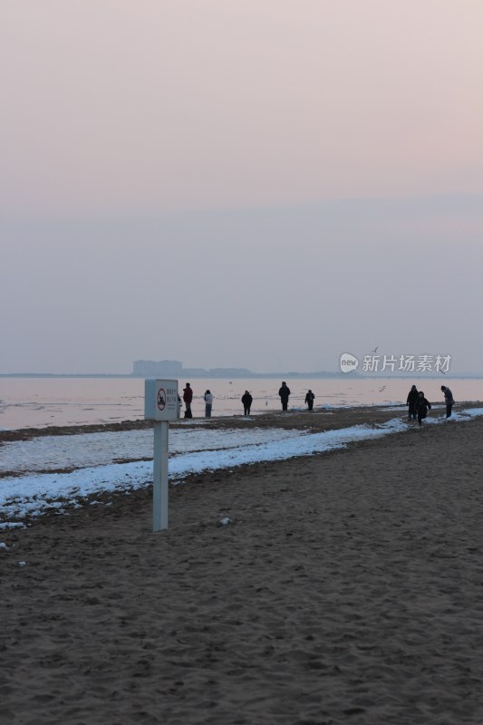 冬日沙滩上的人群与海景