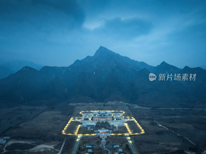 航拍秦岭下西安国家版本馆文济阁夜景全景图