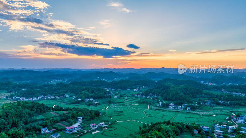 夕阳下四川德阳苍山镇丘陵地区的乡村农田