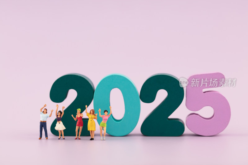 2025年新年跨年欢乐的人们