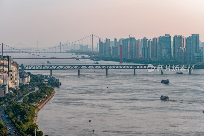 夏季白天武汉七座长江大桥同框城市风光