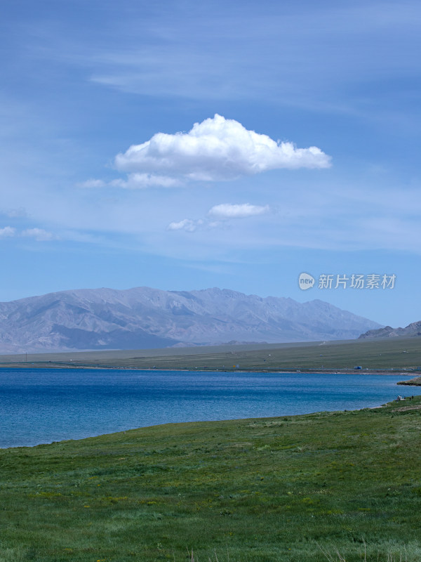 蓝天白云下的草原和蓝色湖泊自然风景