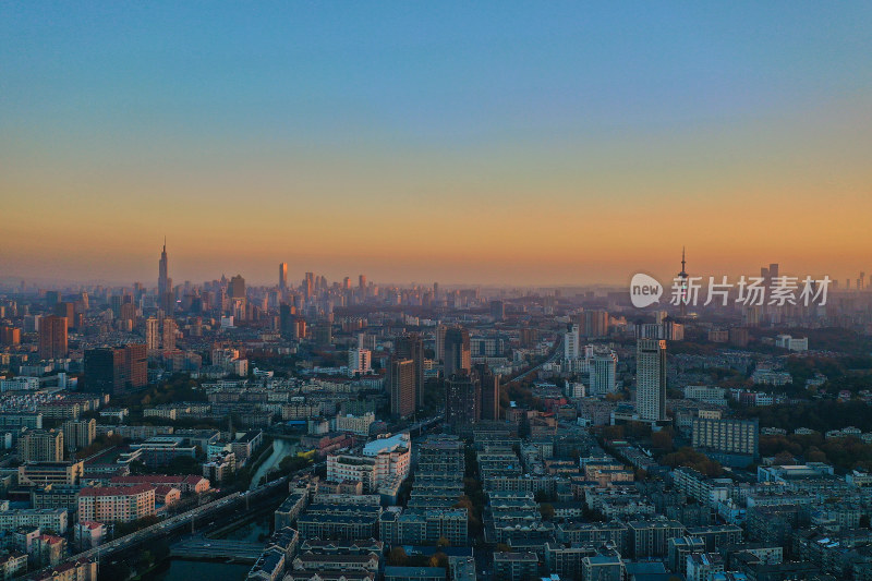 航拍夕阳下的南京城
