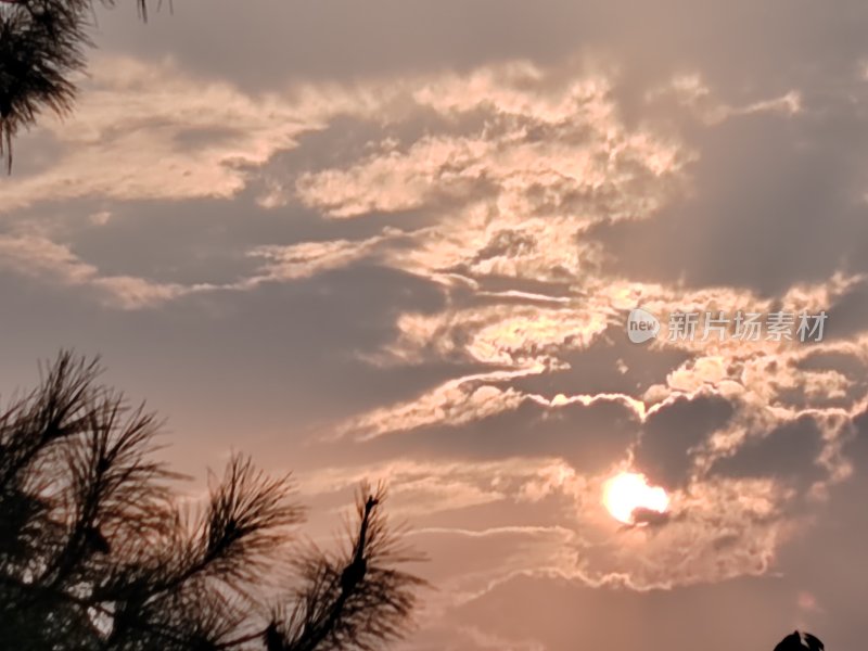 夕阳下天空中美丽的云彩