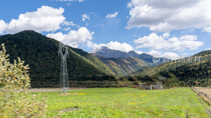 从黄龙九寨站前往九寨沟的大巴窗外风景