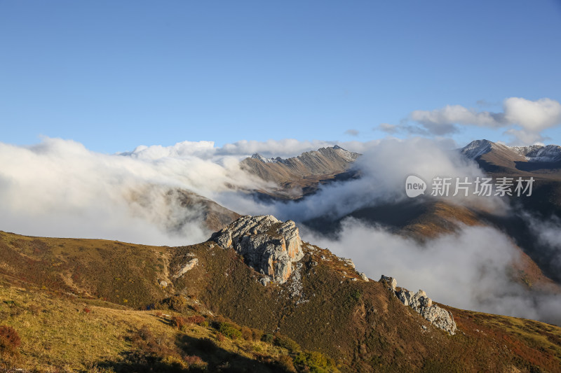 白雪皑皑云雾缭绕的群山在天空中