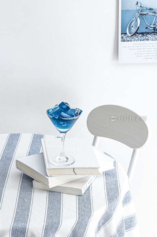 桌面上的一杯蓝色夏日饮品果冻