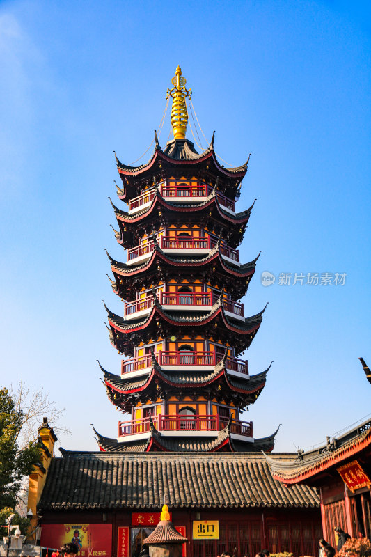 晴朗天空下的南京千年古刹鸡鸣寺