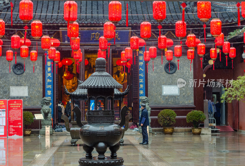 上海城隍庙雨中高挂红灯笼