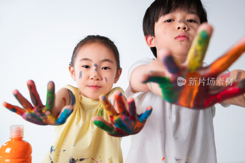 手上涂满颜料的小学生