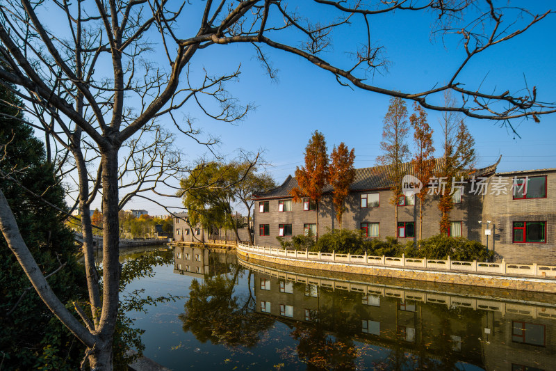 中式建筑水边秋景