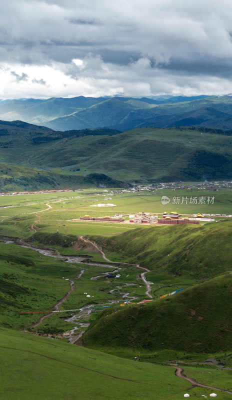 川西塔公草原草原风光蓝天白云自驾旅行