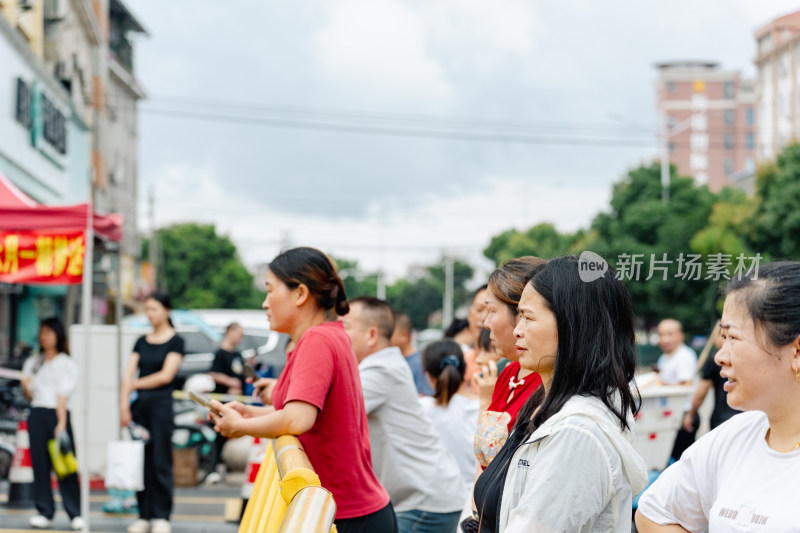 高考考场外家长在等待