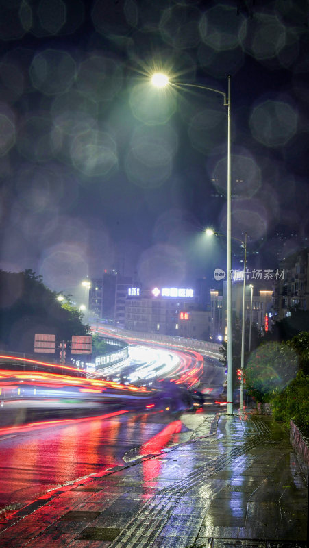 雨夜的车流