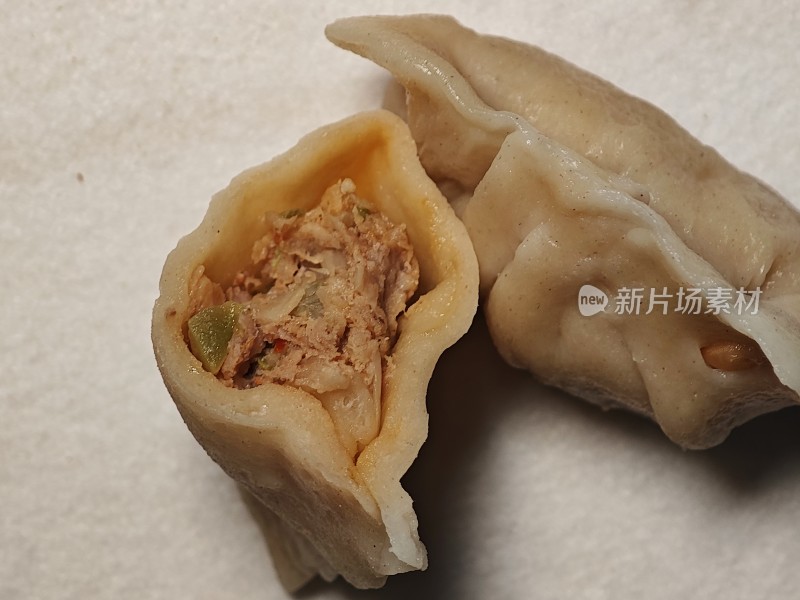 馅料饱满的饺子特写展示