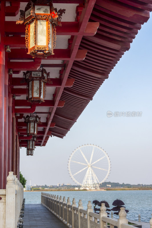 古建廊檐下的摩天轮景观